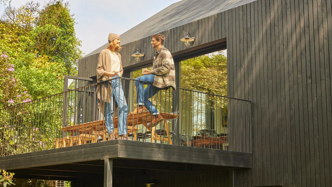 Couple profitant du confort de sa maison en Wallonie, été comme hiver